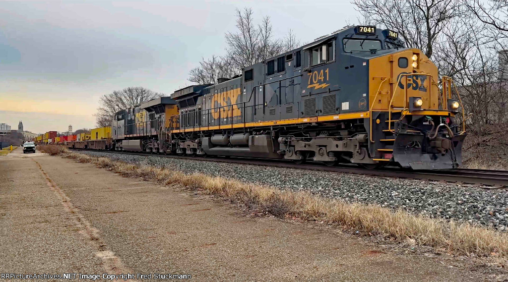 CSX 7041 leads the I135.